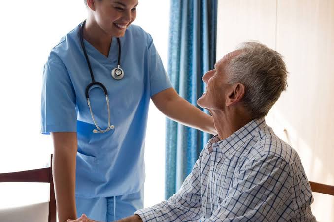 Evde Bakım mı Bakımevi mi? Alzheimer & Demans Aile Rehberi